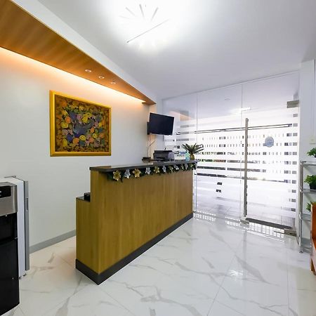 Oyo 848 Dona Aurora Condotel Кесон Сити Екстериор снимка