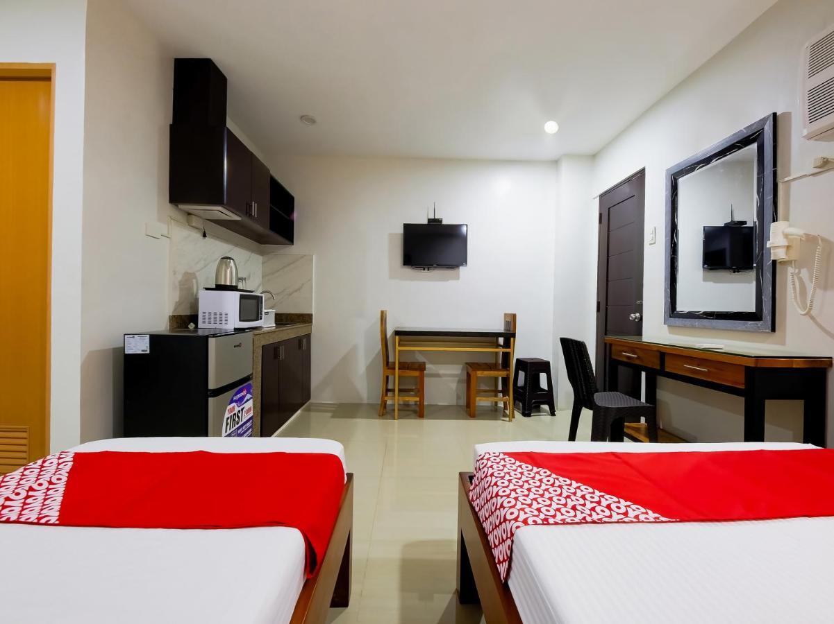 Oyo 848 Dona Aurora Condotel Кесон Сити Екстериор снимка