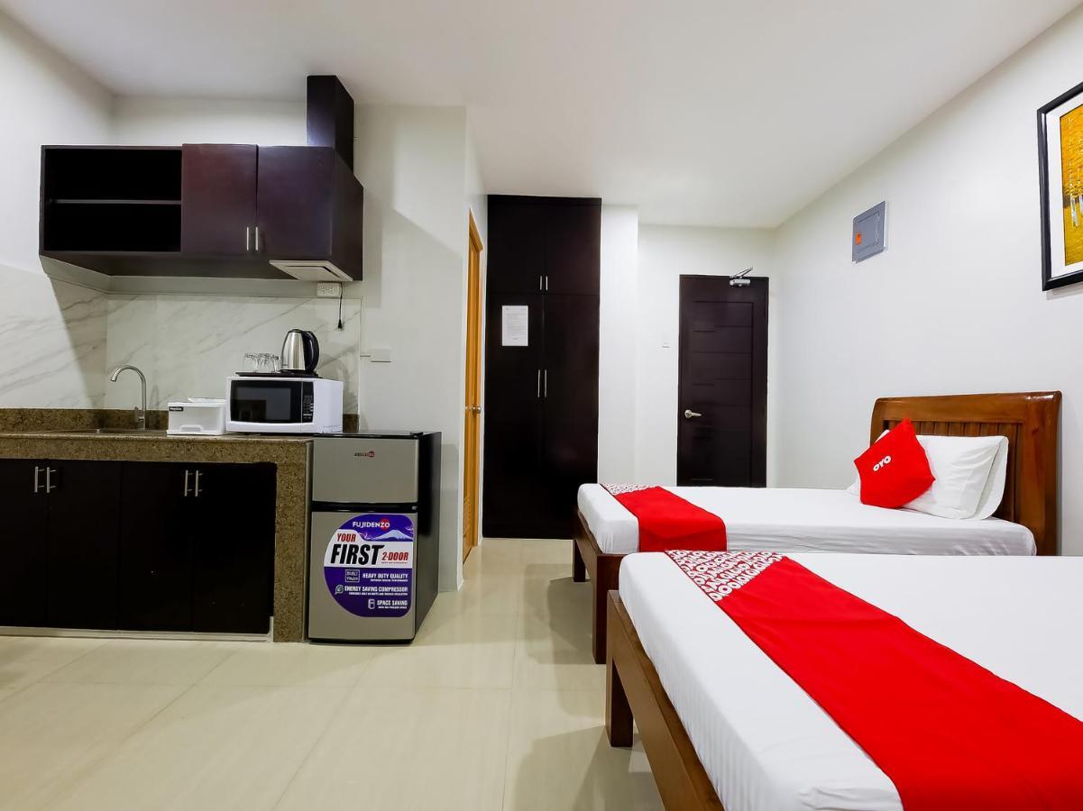 Oyo 848 Dona Aurora Condotel Кесон Сити Екстериор снимка