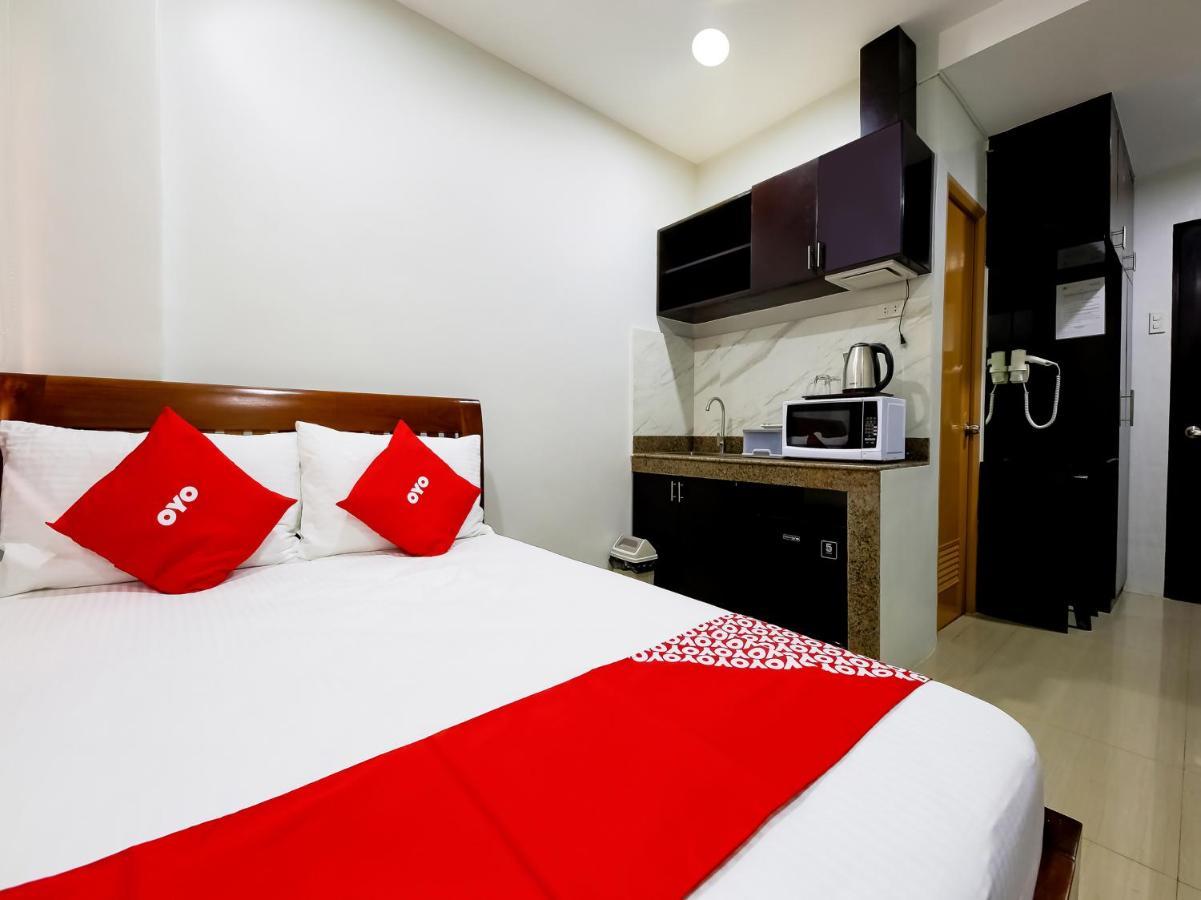 Oyo 848 Dona Aurora Condotel Кесон Сити Екстериор снимка